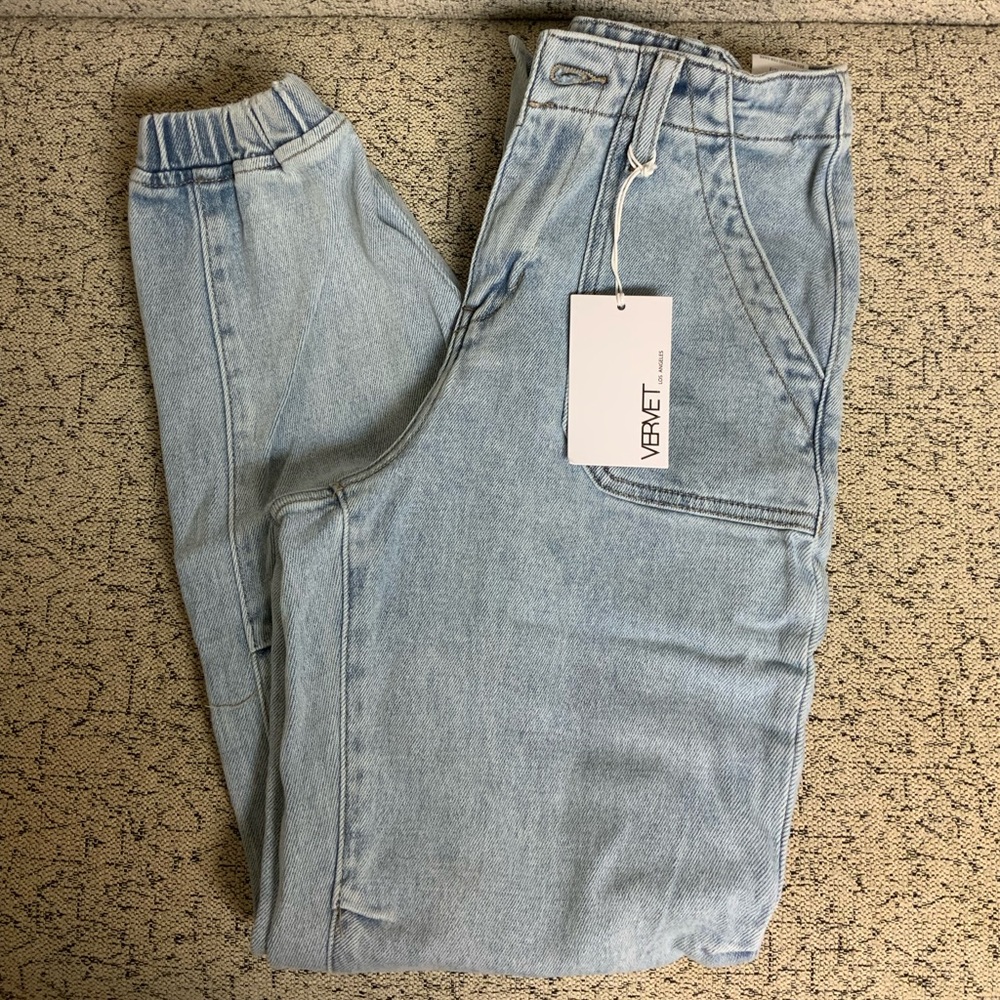 Light washed jegging with elastic ankle